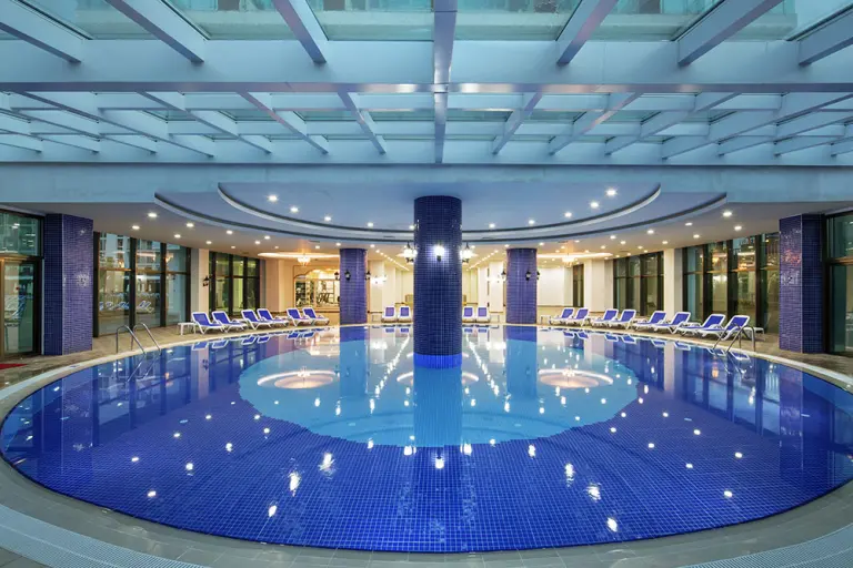 Indoor Pool (2/2)