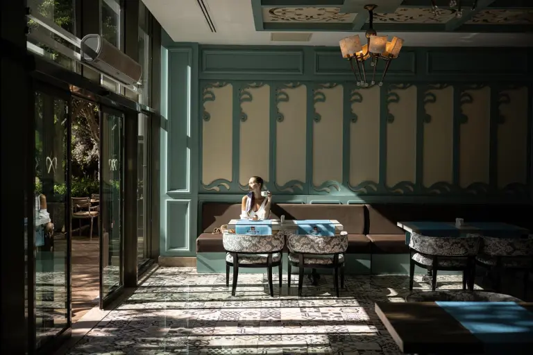 Restaurant &amp; Bar