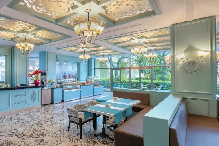 Restaurant &amp; Bar