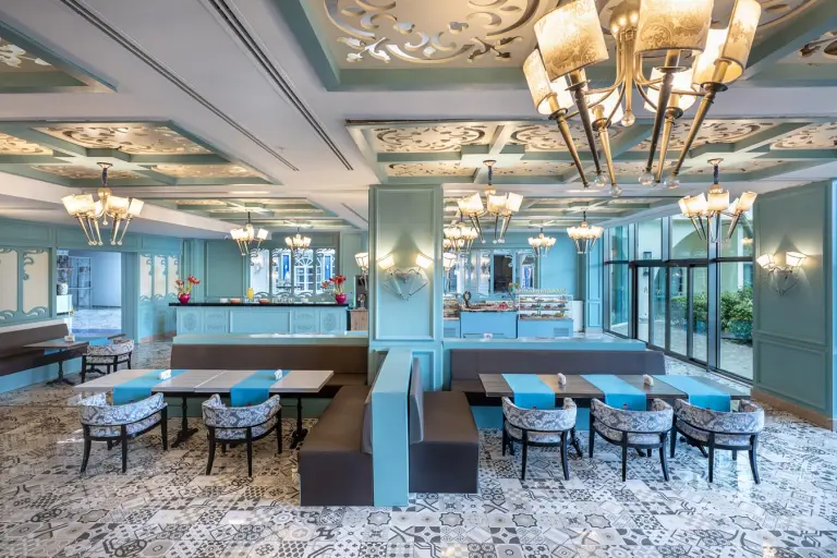 Restaurant &amp; Bar