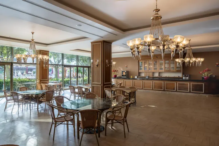 Restaurant &amp; Bar
