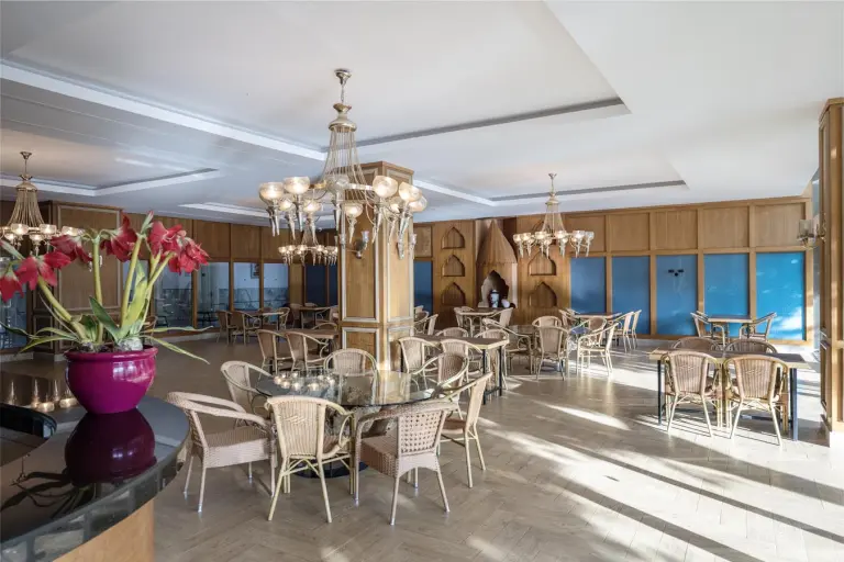 Restaurant &amp; Bar