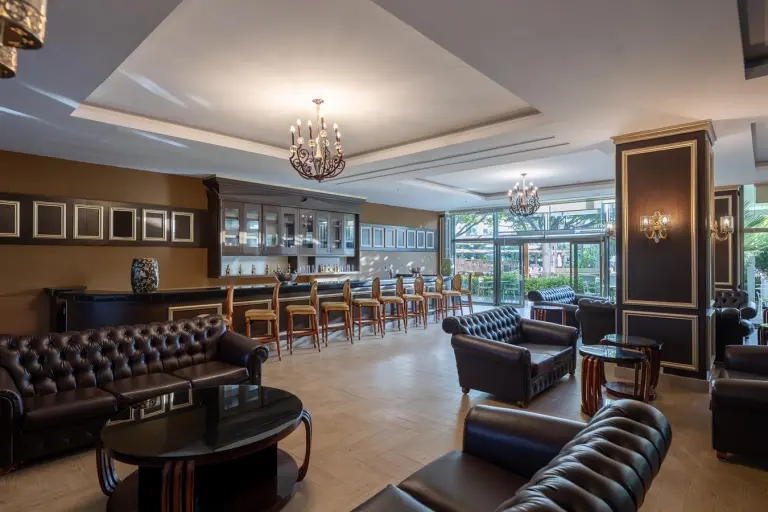 Restaurant &amp; Bar