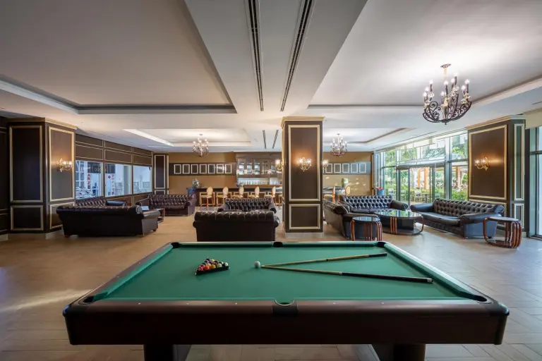 Restaurant &amp; Bar