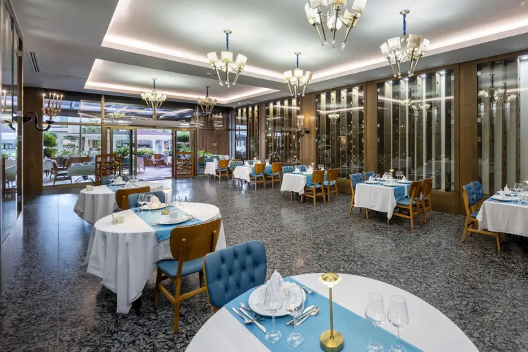 Restaurant &amp; Bar
