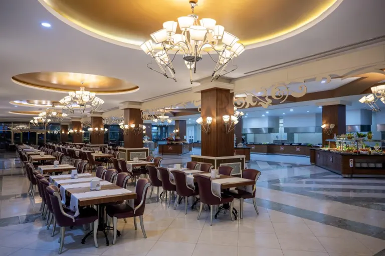 Restaurant &amp; Bar