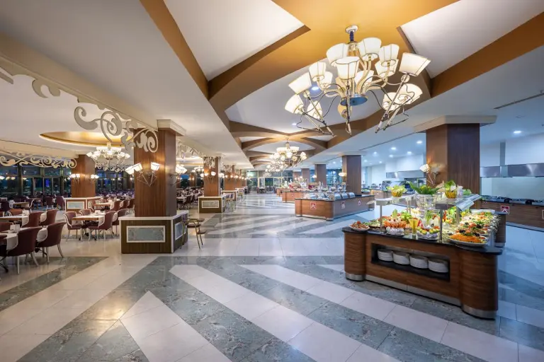 Restaurant &amp; Bar