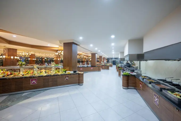 Restaurant &amp; Bar