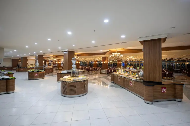 Restaurant &amp; Bar
