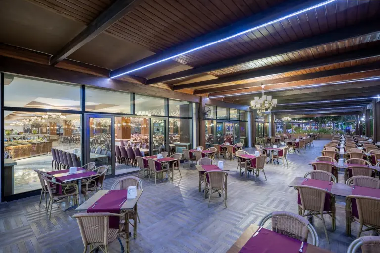 Restaurant &amp; Bar