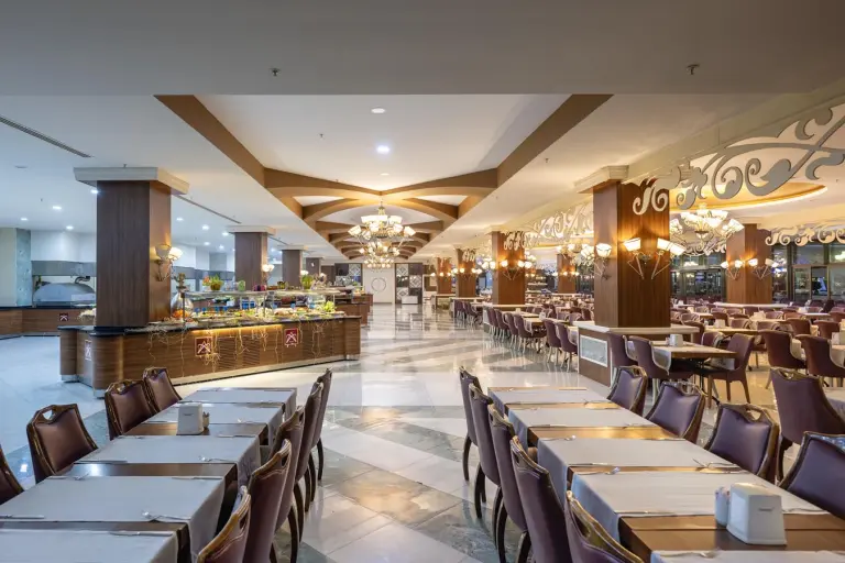 Restaurant &amp; Bar