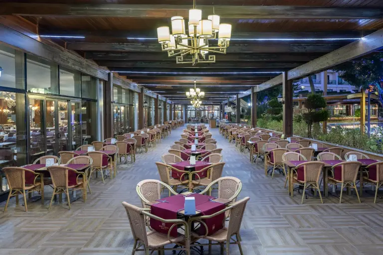 Restaurant &amp; Bar