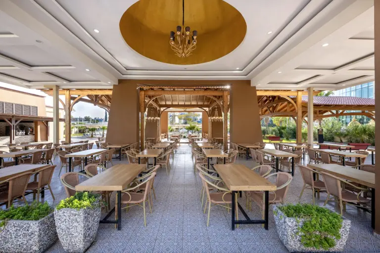 Restaurant &amp; Bar