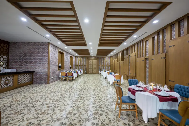 Restaurant &amp; Bar