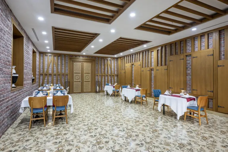 Restaurant &amp; Bar