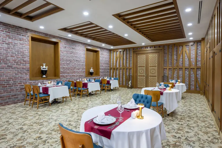 Restaurant &amp; Bar