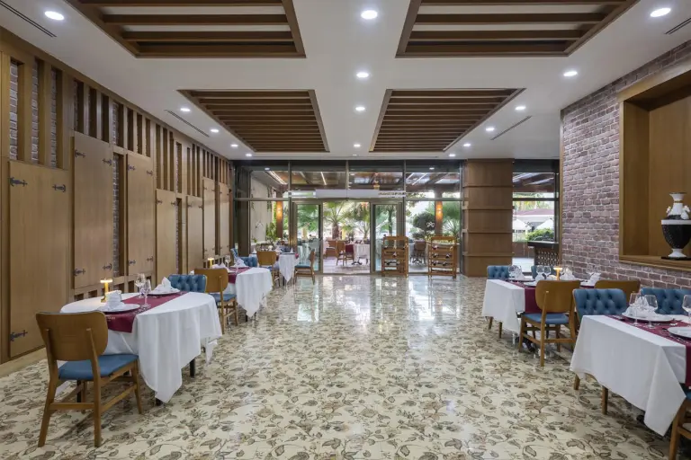 Restaurant &amp; Bar