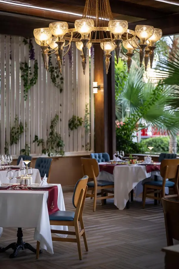 Restaurant &amp; Bar
