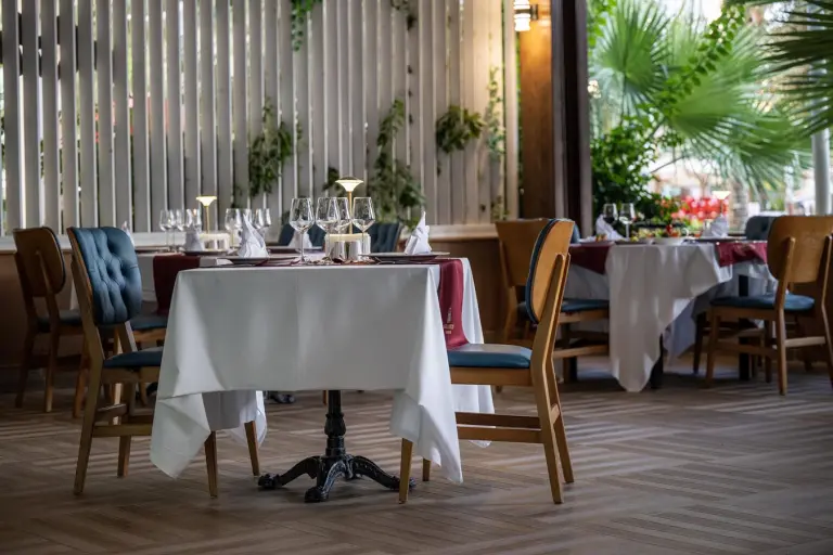 Restaurant &amp; Bar