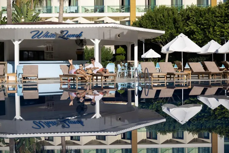 Restaurant &amp; Bar