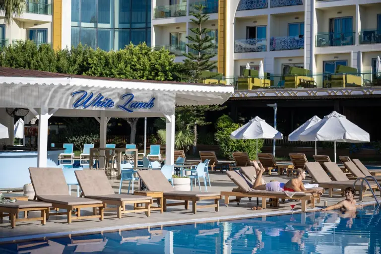 Restaurant &amp; Bar
