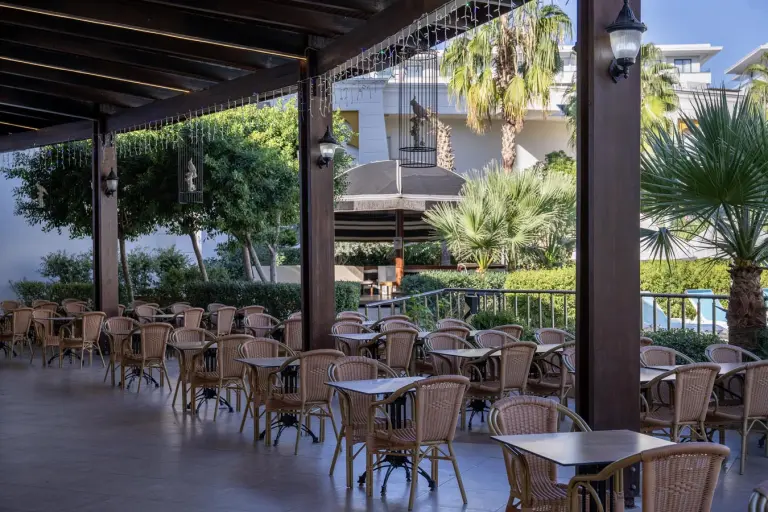 Restaurant &amp; Bar