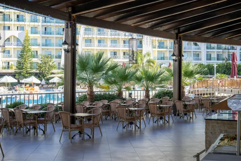 Restaurant &amp; Bar