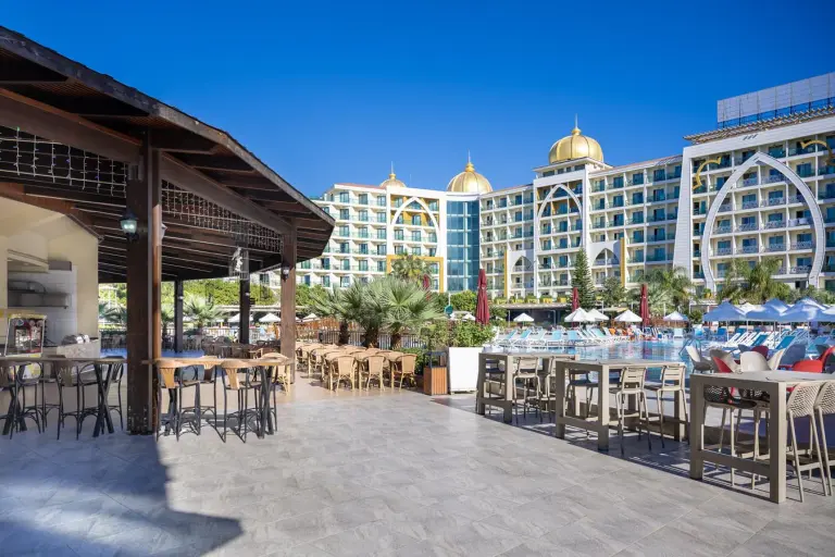 Restaurant &amp; Bar
