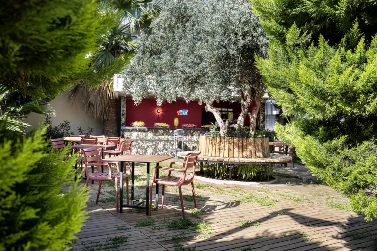 Restaurant &amp; Bar
