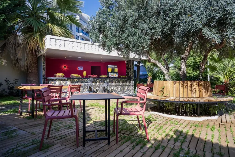 Patio Pool Bar (5/8)